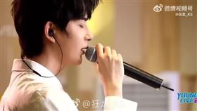 于朦朧喜歡鄧麗君的歌，曾深情輕唱《我只在乎你》吐露心聲不想離開，如今粉絲留言哭喊「我們不會離開你」。（圖／翻攝自于朦朧演唱我只在乎你YOUTUBE、鄧麗君文教基金會提供） 