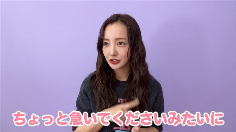 板野友美分享自己有次趕時間要去接小孩,結果半路遭計程車司機趕下車。(圖/翻攝自YouTube)
