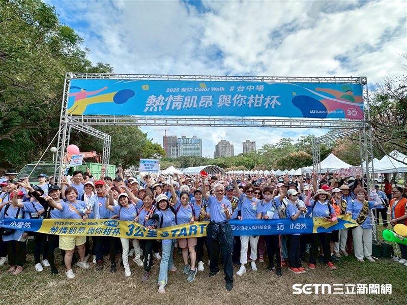 雖然主要是舉辦給長輩參加的健走運動會,但現場氣氛仍充滿活力,甚至不少阿公、阿嬤的體力還比年輕人好,走完3公里後還可以俏皮地拍照,甚至元氣滿滿跟現場工作人員聊天等,讓不少年輕志工非常佩服,驚嘆地說:「好像我們才該運動!?」(圖/受訪者提供)