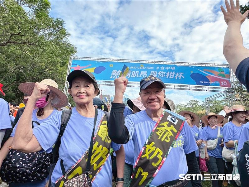 圖左為81歲的簡芙美奶奶,她可是運動好手,輕鬆走完3公里;圖右為90歲柯福順爺爺,他一步步慢慢走完3公里,也是臉不紅氣不喘的,體力相當好。(圖/受訪者提供)
