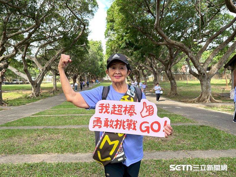有「長輩界體育資優生」之稱的 81 歲簡芙美阿嬤,活力滿滿、精神奕奕。沿途健走時,她臉不紅、氣不喘,步伐穩健又輕快。每當遇見美景,阿嬤還會興奮地停下腳步,拿出手機與同學們合影留念,笑容燦爛得像陽光一樣。她說,運動讓她感覺更年輕,也讓生活變得更有趣——只要心態保持年輕,年齡就只是數字。(圖/受訪者提供)