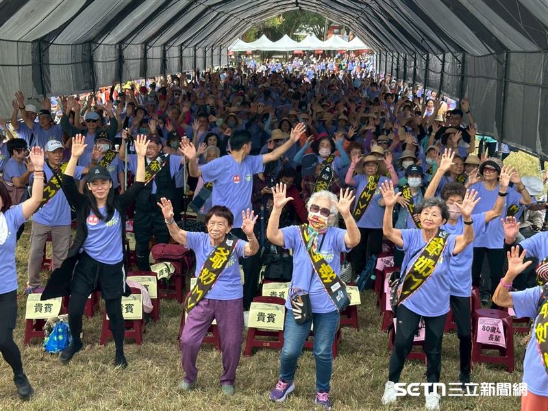 上週六(10/25)弘道台中服務處在東海大學舉辦「爺奶Color Walk」,有近千名民眾共襄盛舉,最高齡參加者為95歲,最幼齒的則是2歲。(圖/受訪者提供)