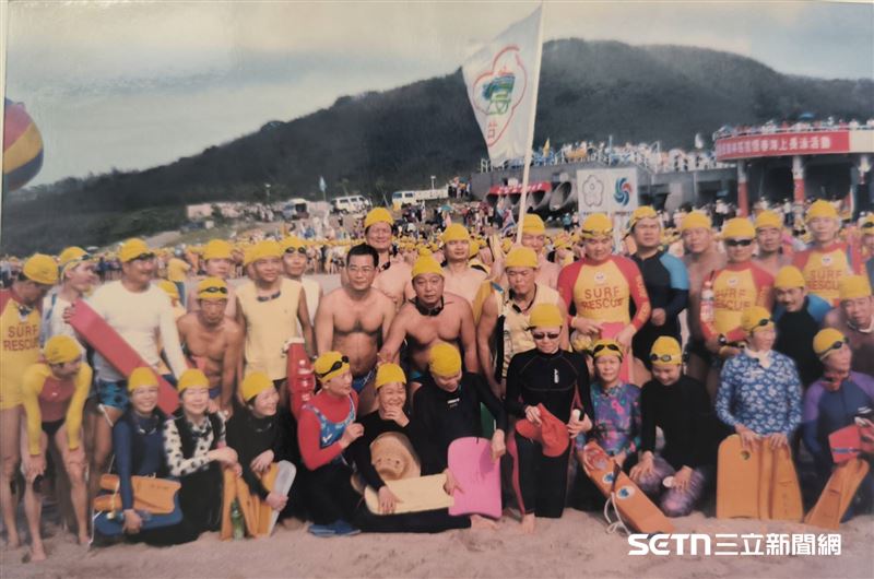 阿嬤拿出參加日月潭萬人泳渡時的舊照片,笑著指著說:「我是前排右二那個!」她回憶起當天熱鬧的氣氛,水面上擠滿了同好,每個人都充滿期待和活力。(圖/受訪者提供)