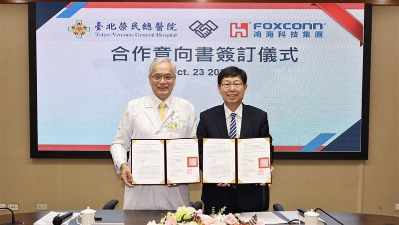 鴻海攜手臺北榮總啟動智慧醫療戰略合作,未來三年捐贈3億元資源,聚焦AI多模態醫學模型、智慧醫院自動化與在宅照護應用,結合臨床數據與先進科技,打造台灣特色AI醫療生態系,打造醫療+科技的創新示範場域,邁向國際智慧醫療新標竿。(圖/鴻海提供)