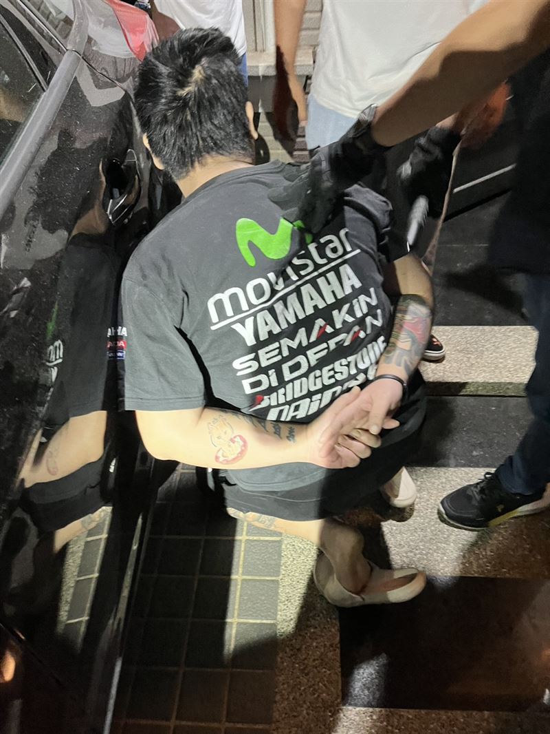 檢警鎖定犯嫌並持拘票將其查緝到案。(圖/翻攝畫面)