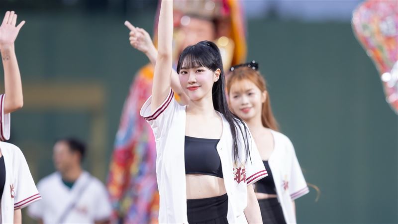 台灣大賽G4,樂天女孩宋宋跳開場舞。(圖/樂天桃猿球團提供)