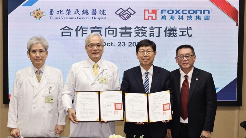 鴻海攜手台北榮總、NVIDIA、諾貝爾眼科三方聯手,全面佈局智慧醫療。從虛實整合的數位孿生醫院、AI多模態診斷模型,到眼底AI分析與遠距照護,打造橫跨臨床、研發、場域的智慧醫療生態鏈,成為台灣醫療科技輸出國際的新引擎。(圖/鴻海提供)