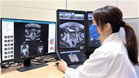 鴻海攜手台北榮總、NVIDIA、諾貝爾眼科三方聯手，全面佈局智慧醫療。從虛實整合的數位孿生醫院、AI多模態診斷模型，到眼底AI分析與遠距照護，打造橫跨臨床、研發、場域的智慧醫療生態鏈，成為台灣醫療科技輸出國際的新引擎。（圖／鴻海提供）