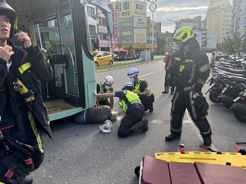 林男被撞倒捲入車底頭部嚴重受創,送醫時已無呼吸心跳。(圖/翻攝畫面)