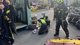 花蓮市今天（27日）發生一起車禍事故，一輛公車左轉時，不慎撞上從斑馬線上過馬路的林姓男子（77歲），林男被撞倒輾入車底，林男頭部嚴重受創，送醫時已無呼吸心跳，現仍命危搶救中。