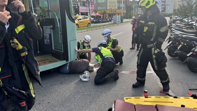 公車轉彎撞斑馬線行人 男卡車底受困命危