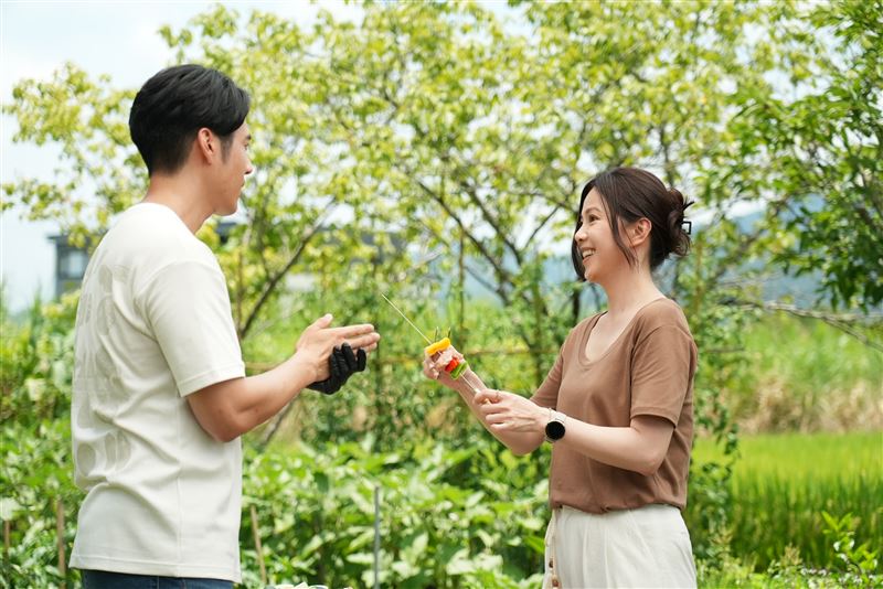 廖苡喬（右）在劇中尋找代理經營民宿的好友胡宇威，透過美食療癒在現實中疲倦的自己。（圖／公視+提供）