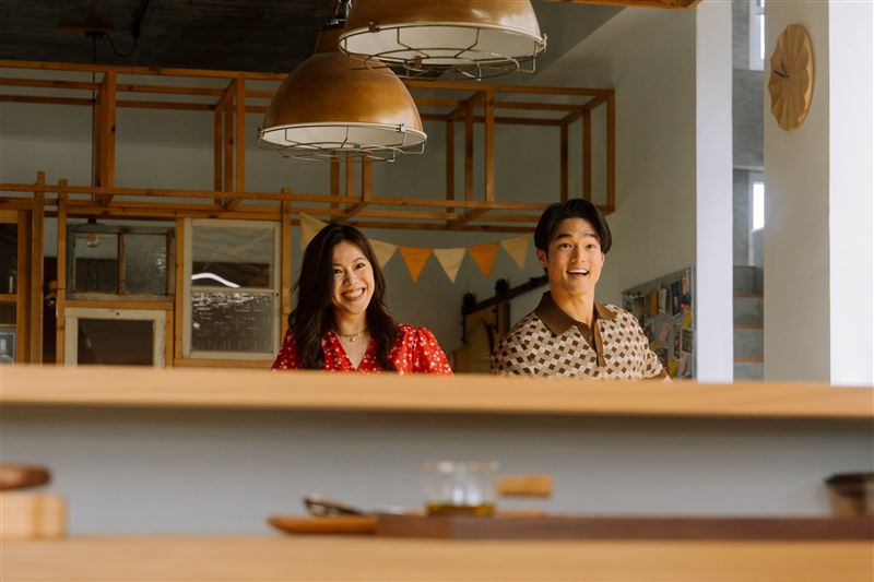 廖苡喬（左）和林駿堯（右）演出新婚夫妻。（圖／公視+提供）