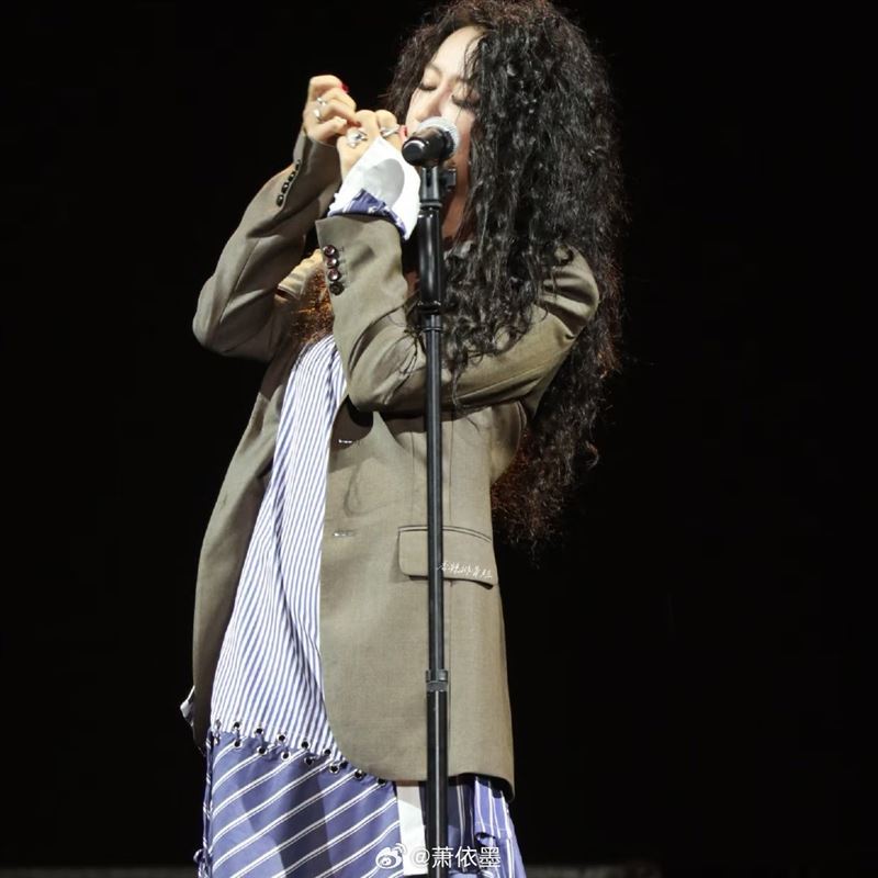 陳粒在四川峨眉山「熱浪飛行音樂節」登台演出時突發意外。(圖/翻攝自微博)
