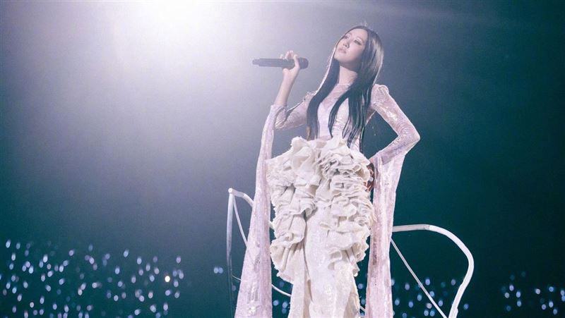 女星自爆表演時耳機爆炸　喊：要減少演出