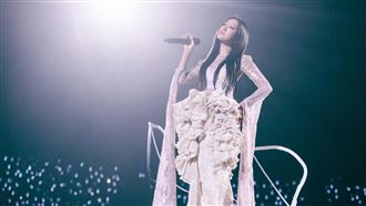 女星自爆表演時耳機爆炸　喊：要減少演出