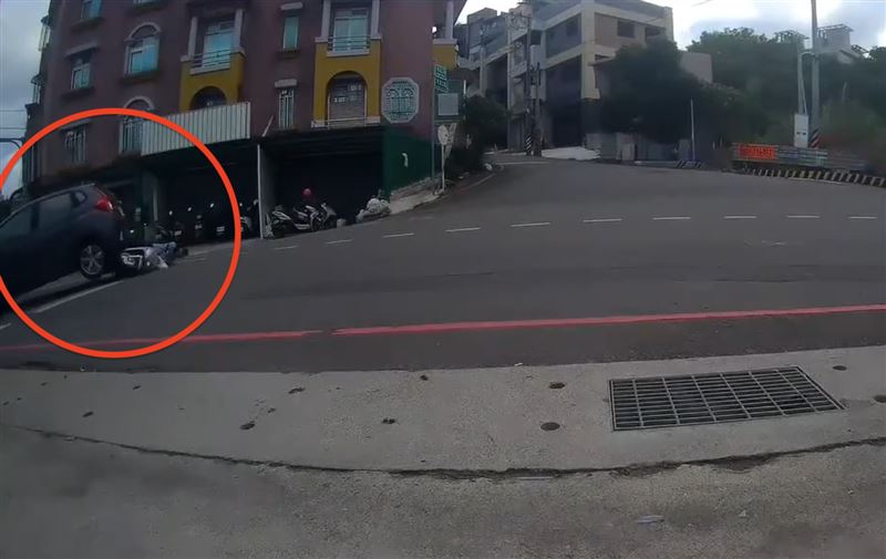 49歲吳姓女駕駛未注意後方車輛，倒車後撞擊推行。（圖／翻攝自記者爆料網）