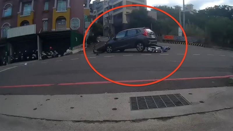 女駕駛倒車沒在看　7旬翁卡車底磨地10米