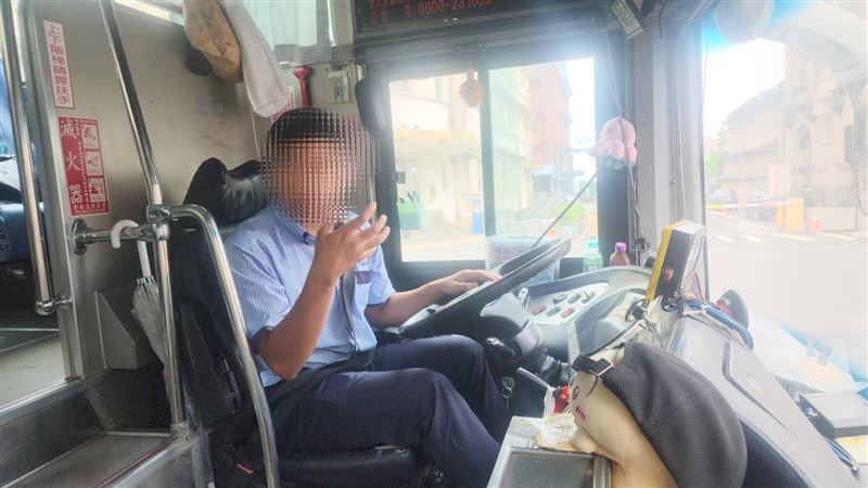 國光客運駕駛開車在高速公路時遭恐嚇，被嗆：「你家死人，我6月底剛出來（被關出來），不怕多這一條。」。（圖／記者鍾志鵬攝影）