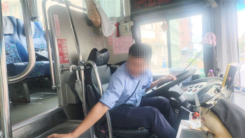 國光客運駕駛開車在高速公路時遭恐嚇,被嗆:「你家死人,我6月底剛出來(被關出來),不怕多這一條。」。(圖/國光號客運駕駛提供)