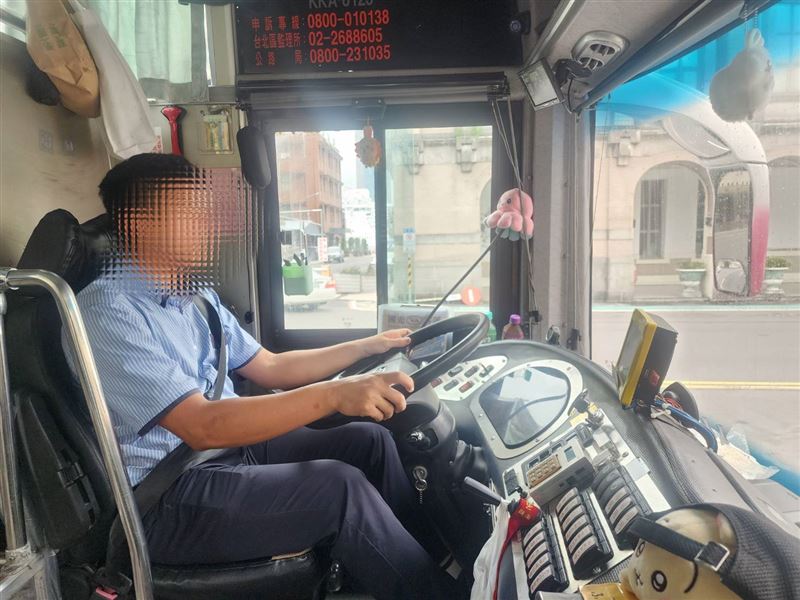 國光客運駕駛開車在高速公路時遭恐嚇,被嗆:「你家死人,我6月底剛出來(被關出來),不怕多這一條。」。(圖/國光號客運駕駛提供)