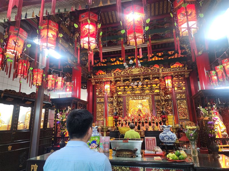 國光客運駕駛開車在高速公路時遭恐嚇，被嗆：「你家死人，我6月底剛出來（被關出來），不怕多這一條。」。圖為駕駛前往基隆護國城隍廟求城隍爺保佑平安。（圖／記者鍾志鵬攝影）