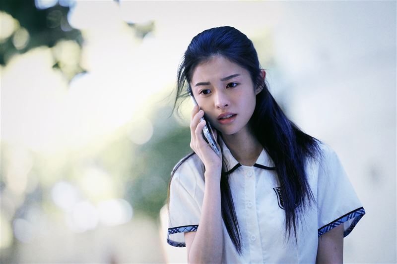 詹子萱詮釋內向害羞的雙胞胎妹妹。(圖/Hami Video提供)
