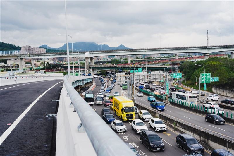 蘇巧慧表示,五股交流道增設北出匝道改善工程提前一年半完工!今天下午四點通車!林口到新莊快20分鐘!(圖/翻攝自蘇巧慧臉書)