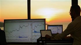 摩根資產管理發布Q4市場展望，看好美國科技股與黃金後市。雖然科技股估值偏高，但企業獲利穩健、AI資本支出強勁，漲勢仍可期；黃金則受益於全球去美元化與央行持續買進，成為避險與多元配置核心。摩根強調：市場火熱，仍未過熱。（示意圖／PIXABAY）