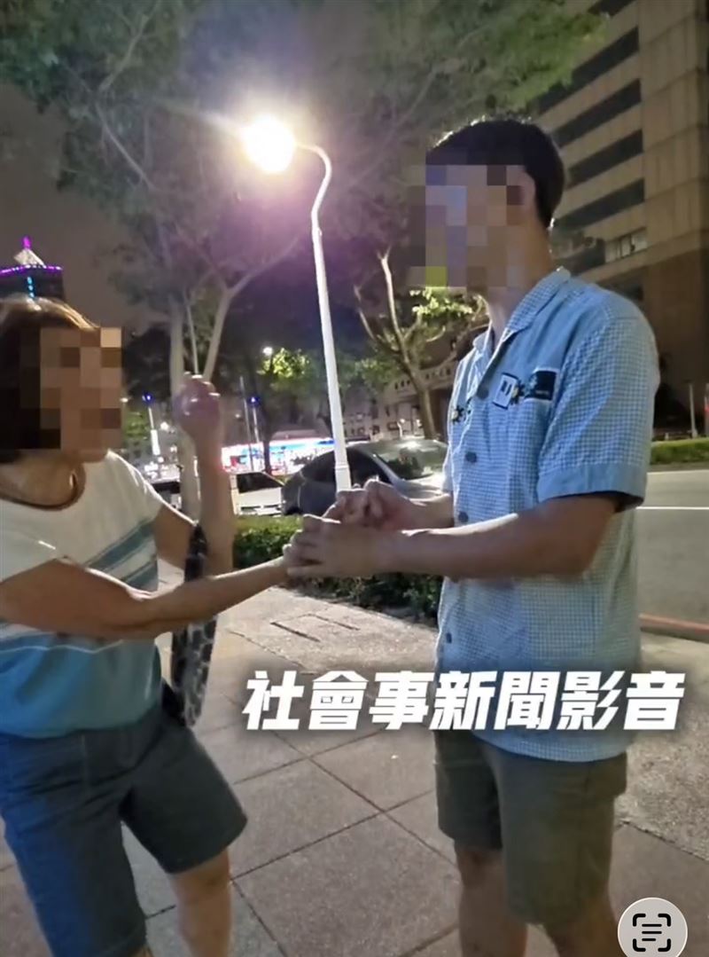 高雄市新興區中正三路昨晚(26日)一對母子不明原因爆衝突,當街發生拉扯。(圖/翻攝自社會事新聞影音)