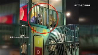 機器人公園「童腳卡滑梯」！撬護欄脫困