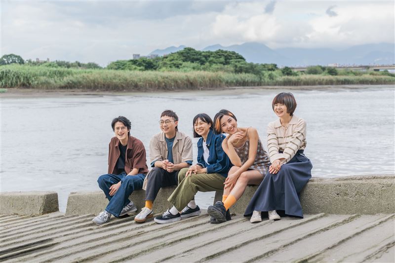 閃閃閃閃賦予〈BYE BYE〉輕盈與灑脫的新感受。(圖/滾石唱片提供)