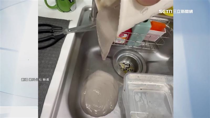 消費者到台南知名連鎖鍋貼店購買黑豆漿，但竟然都已經結塊臭酸