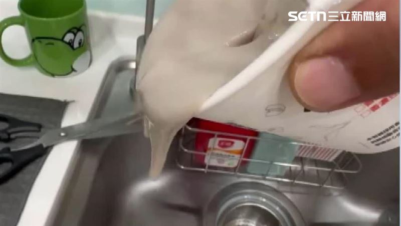 噁！知名鍋貼連鎖店買黑豆漿「結塊臭酸」