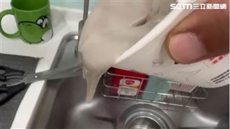 噁！知名鍋貼連鎖店買黑豆漿「結塊臭酸」