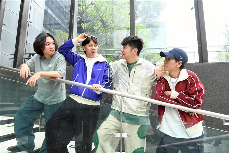 浪漫里成員鼓手陳羿瑋(一尾)、(左起)、吉他手沈裕紘(阿舍)、魏裕銘(魏斯理)、貝斯手歐易