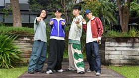 浪漫里成員鼓手陳羿瑋（一尾）、（左起）、吉他手沈裕紘（阿舍）、魏裕銘（魏斯理）、貝斯手歐易