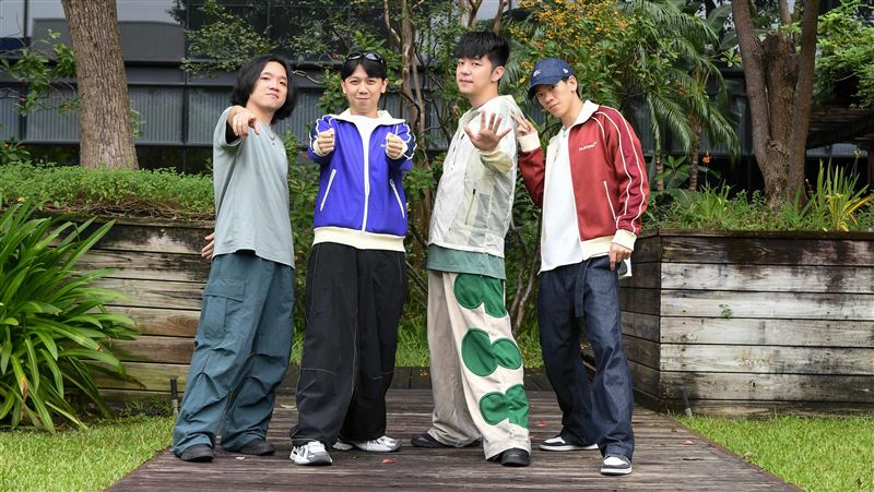 浪漫里成員鼓手陳羿瑋(一尾)、(左起)、吉他手沈裕紘(阿舍)、魏裕銘(魏斯理)、貝斯手歐易