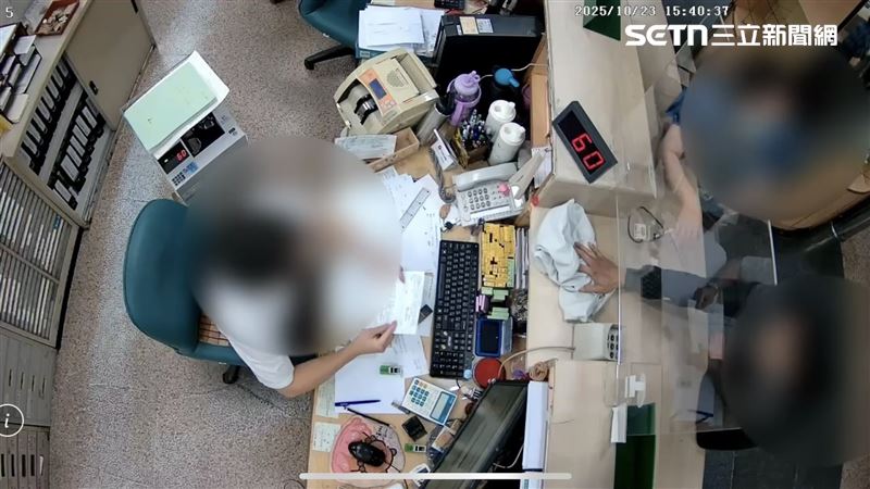 林男扔麻布袋稱要搶500萬,還恐嚇要開槍,遭保全識破落荒而逃。(圖/翻攝畫面)