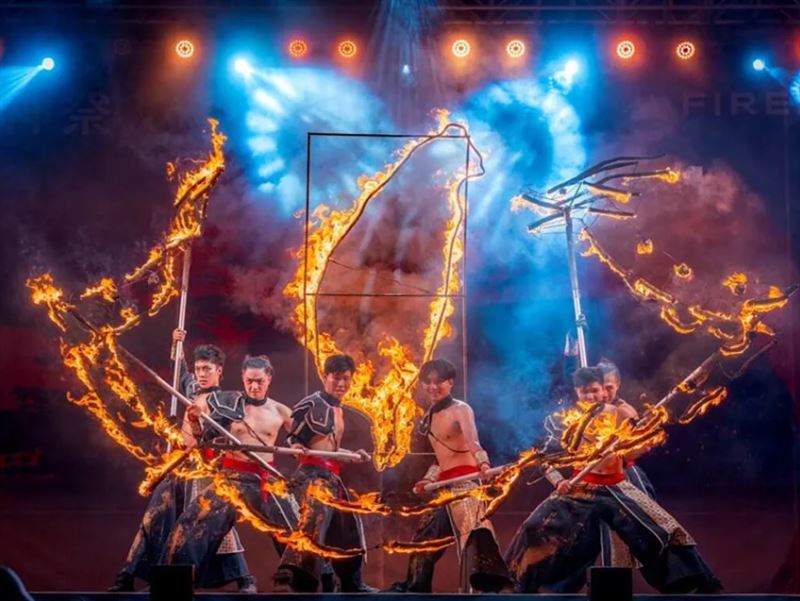 上帝再賜給台南禮物的《火神祭》之《行雲流火》，他：Firemosa火龍點燃Formosa奇蹟之美。（圖／《即將成真》火舞團提供）
