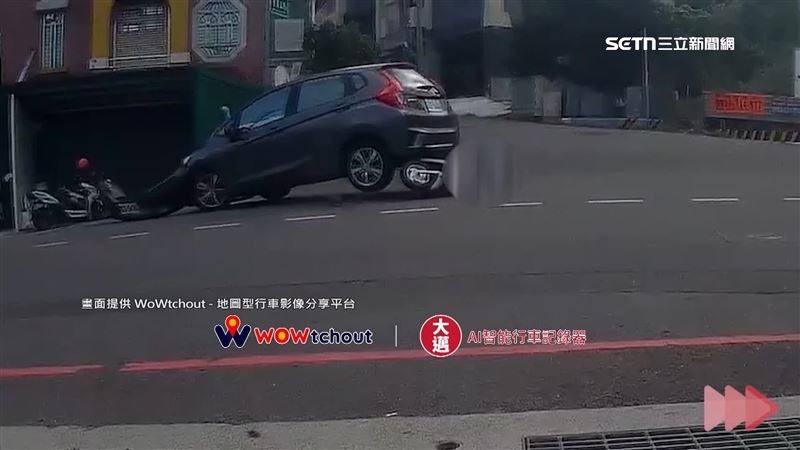黑色轎車倒車時往後暴衝,撞上2名停等紅燈的機車騎士,更一路拖行其中一位75歲的騎士超過10秒