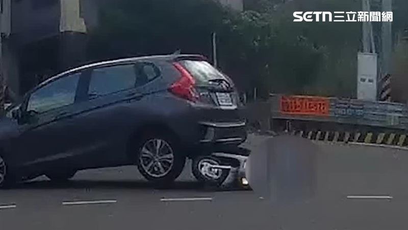 轎車暴衝拖行翁驚悚畫面曝　網驚：太兇殘