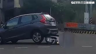 轎車暴衝拖行翁驚悚畫面曝　網驚：太兇殘