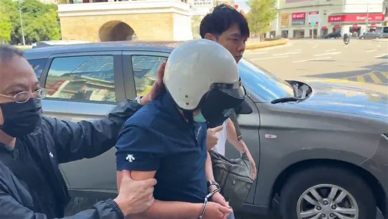 35歲吳姓男子開敞篷跑車搶銀樓。(圖/翻攝畫面)