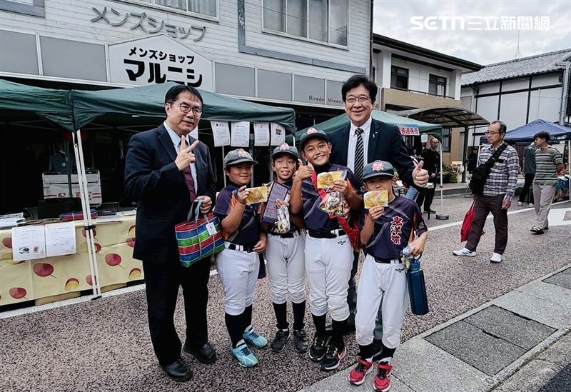 黃偉哲首訪日本長崎縣平戶市，當起「農產特品推銷員」。（圖／南市府提供）