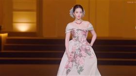 劉亦菲走秀珠寶斷掉。（圖／翻攝自微博）