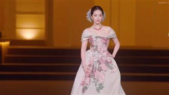 劉亦菲走秀珠寶突斷　反應震撼網：神操作