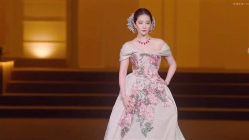 劉亦菲走秀珠寶突斷　反應震撼網：神操作