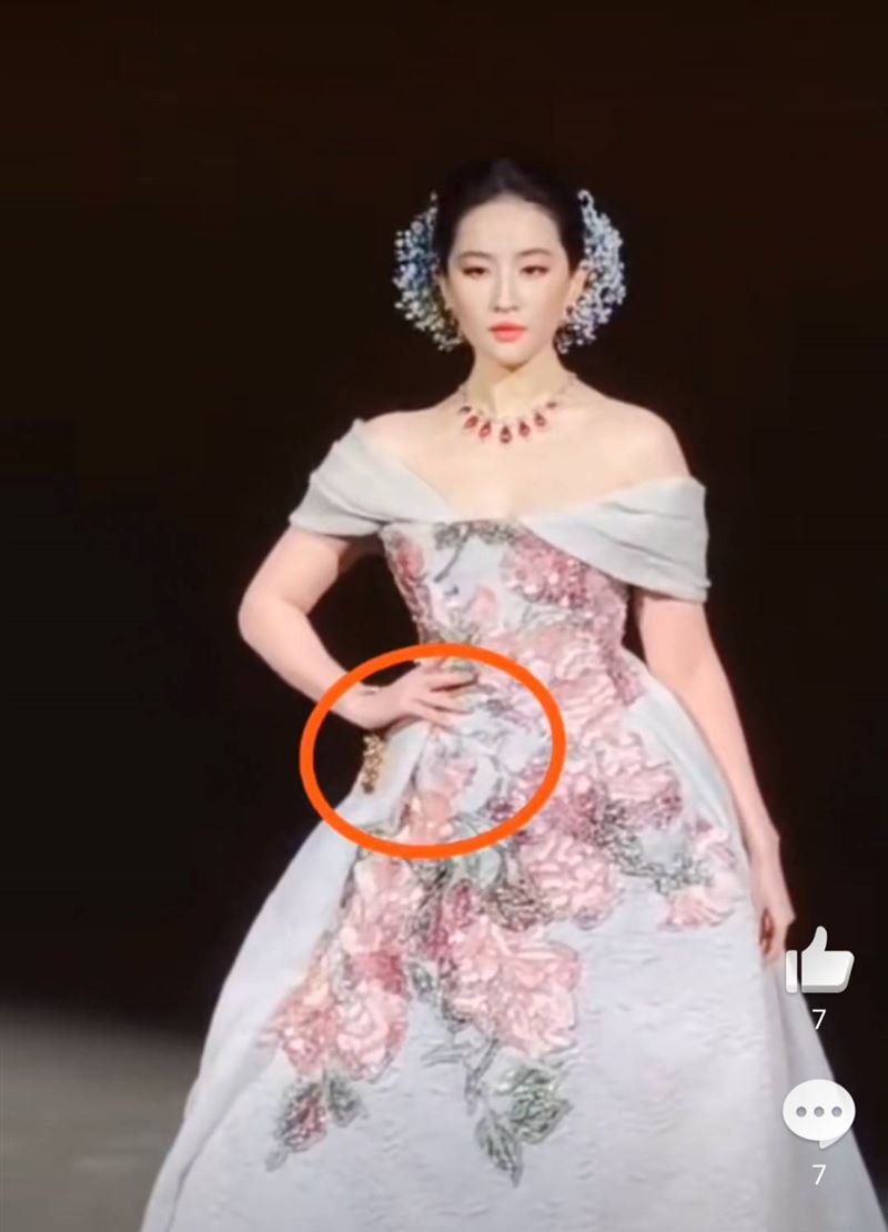 劉亦菲走秀珠寶斷掉。(圖/翻攝自微博)