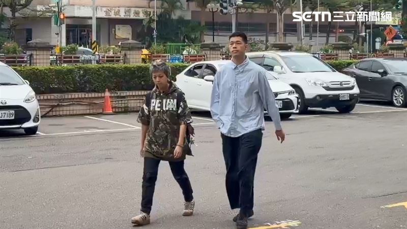 藝人閃兵案今(27日)開庭,涉案藝人陳大天現身新北地院。(圖/翻攝畫面)